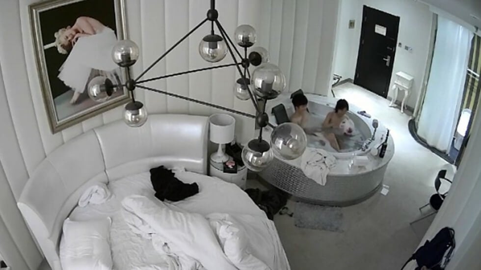 360酒店攝像頭偷拍-晚上加完班出來開房減減壓的白領小情侶嘗新在浴缸里做愛
