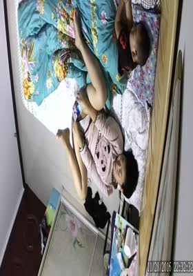 家庭網絡攝像頭監控TP騷媽把孩子哄睡後玩手機視頻對著自己的逼和奶子給對方擼管