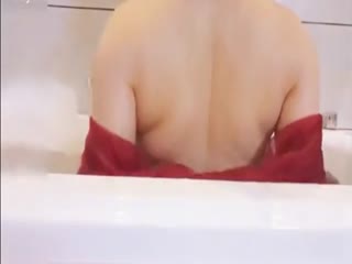 【國產】網紅少女-三寸蘿莉古典梅花透明肚兜浴缸挑逗誘惑教大家剃毛