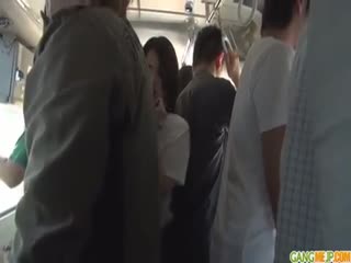【侖奸】超可愛高中生在公交車上被侖奸
