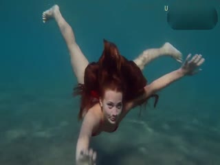 超性感比基尼少女在海底潛泳