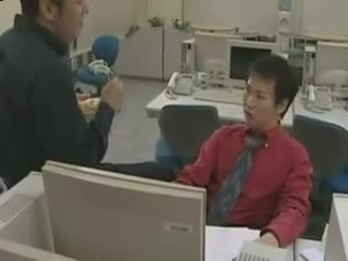 【有碼】【日韓淫亂】在辦公室里，老公偷偷把同事換來操自己老婆_1